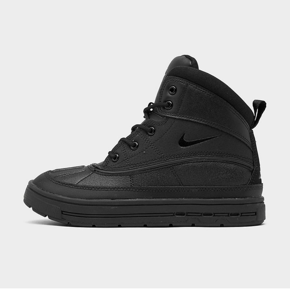 Nike Woodside Kids Boots Size 3. NEW!